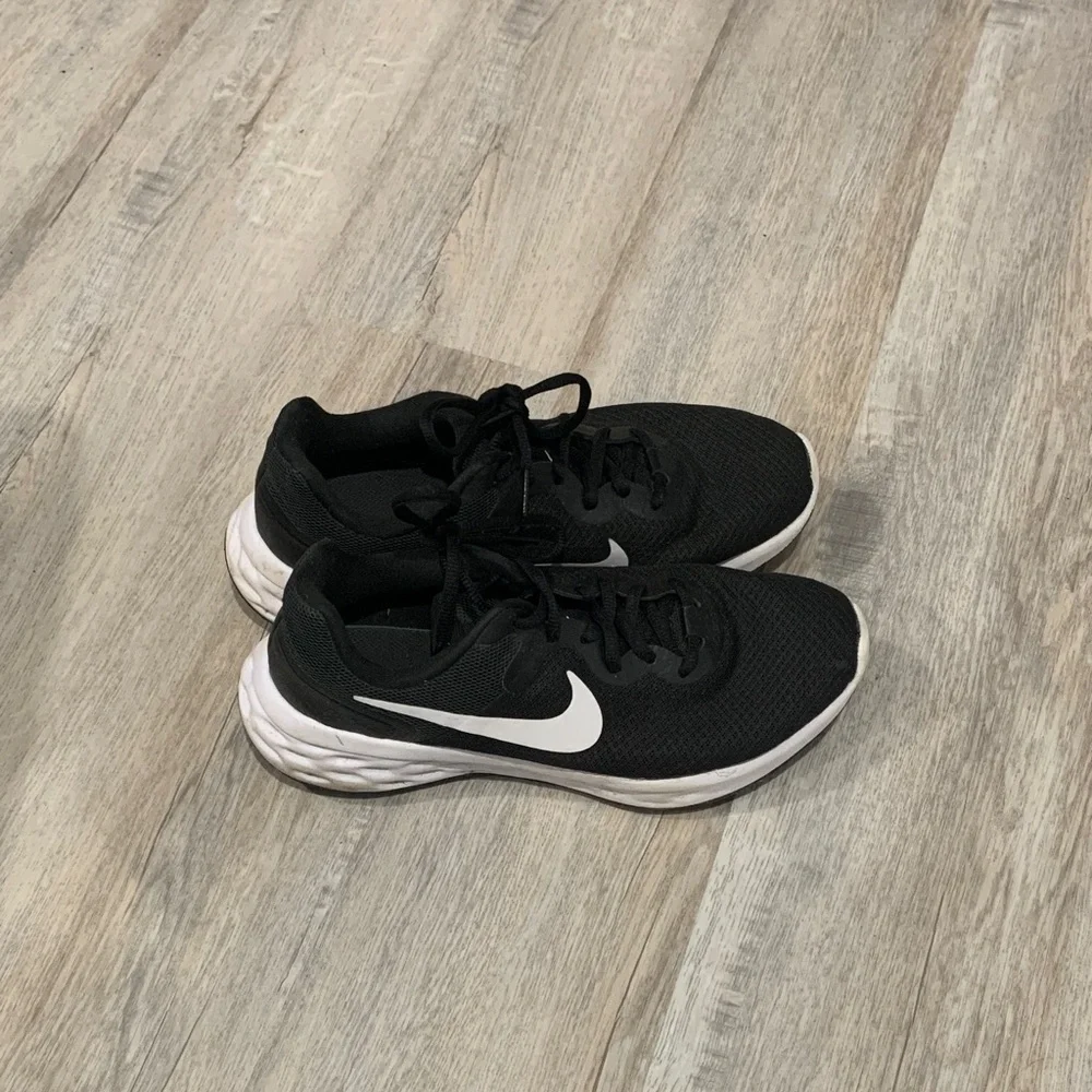 Nike Black Running Shoes with White Accents - Picture 1 of 1